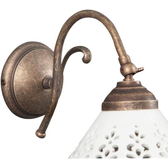 mosadzna lampa mosadz nastenna lampa perforovana tienidlo biela porcelanova country vintage mediteransky obyvacka spalna balaton dovolenkovy dom osvetlenie bytove zariadenie.jpg